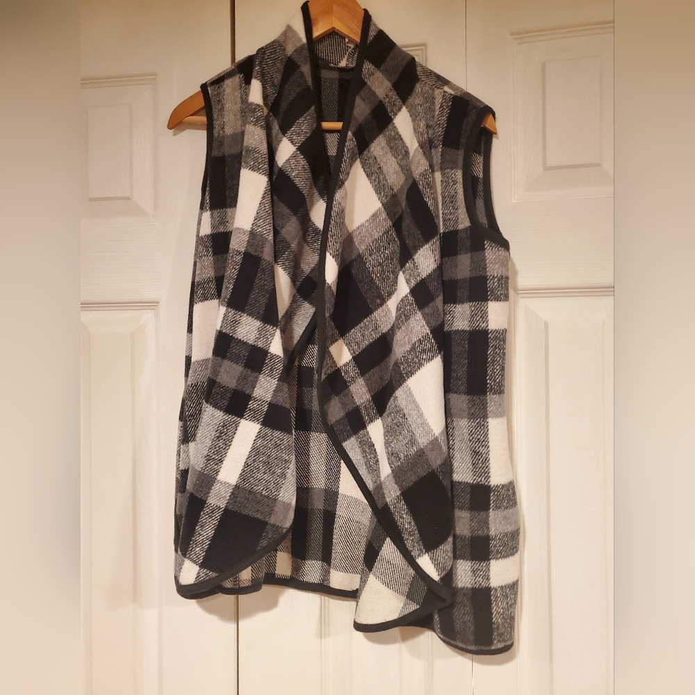 Mannice open front Buffalo plaid vest black, white, Grey size Medium